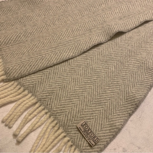 Foxford Pearl Grey and White Cashmere Blend Scarf Made In Ireland One Size EUC - Picture 3 of 4